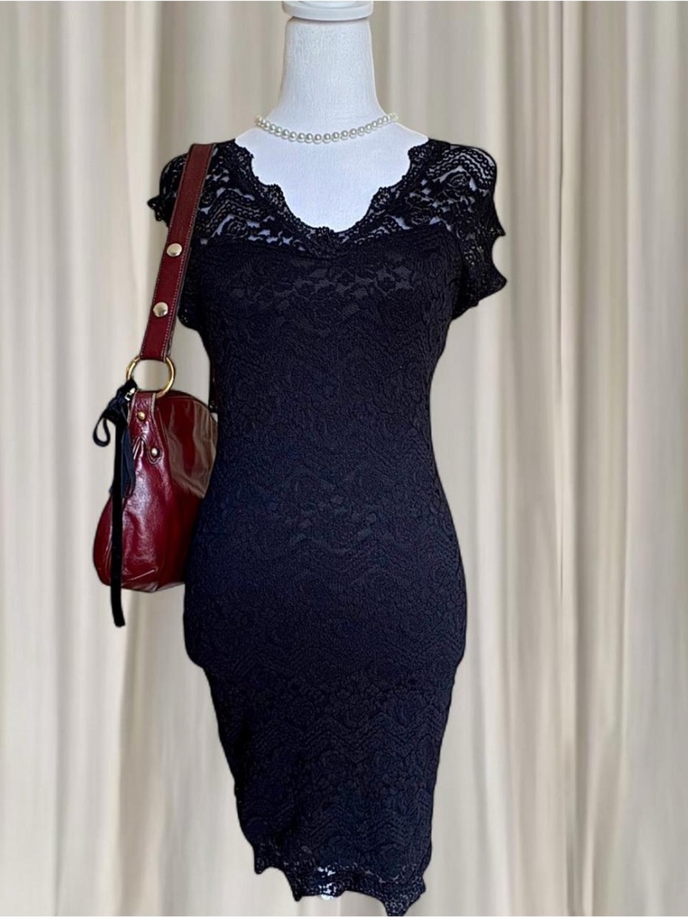 Elegant Black Lace Cap-Sleeve Sheath Dress
